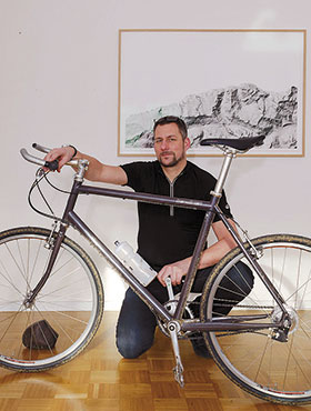 Portrait of Jochen Kitzbihler with Bicycle. Image Jürgen Roesch