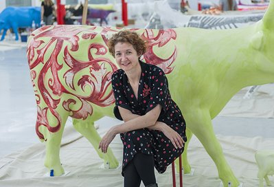 Clare McFarlane, Ornamental Bovine and 42 Dung Beetles, 2016. CowParade PERTH. Photographer: Christophe Canato. Image courtesy of City of Perth, PPAF and Artsource